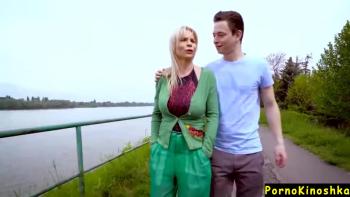 Племянник издалека приезжает к своей тете на поезде, чтобы потрахать ее пару дней